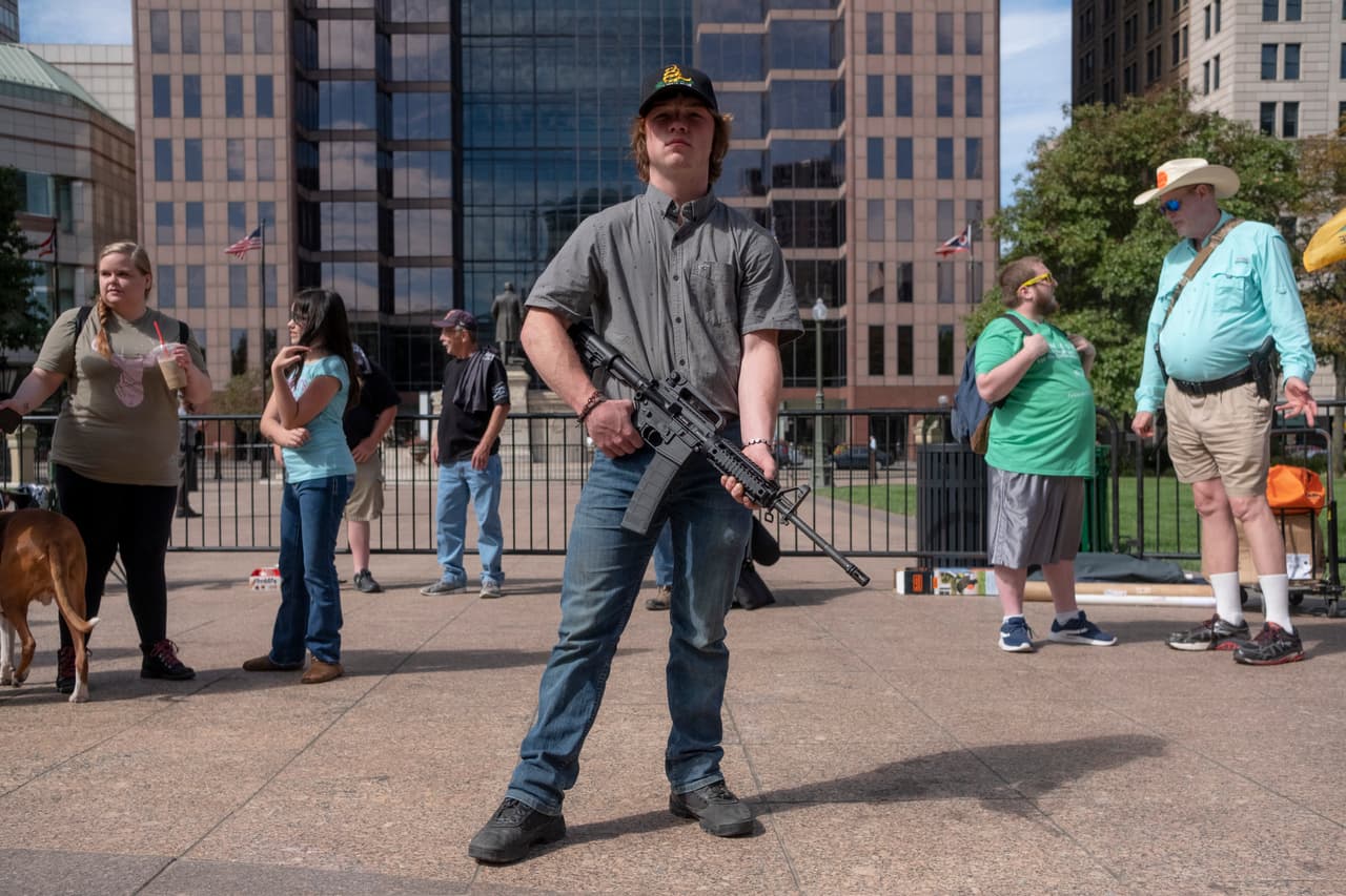 El gobernador de Ohio, Mike DeWine, es uno de los republicanos a favor de este tipo de control de armas. Su predecesor, John Kasich, también apoyaba la ley 'Bandera roja'. Gente como la persona de la foto rechaza esa propuesta.