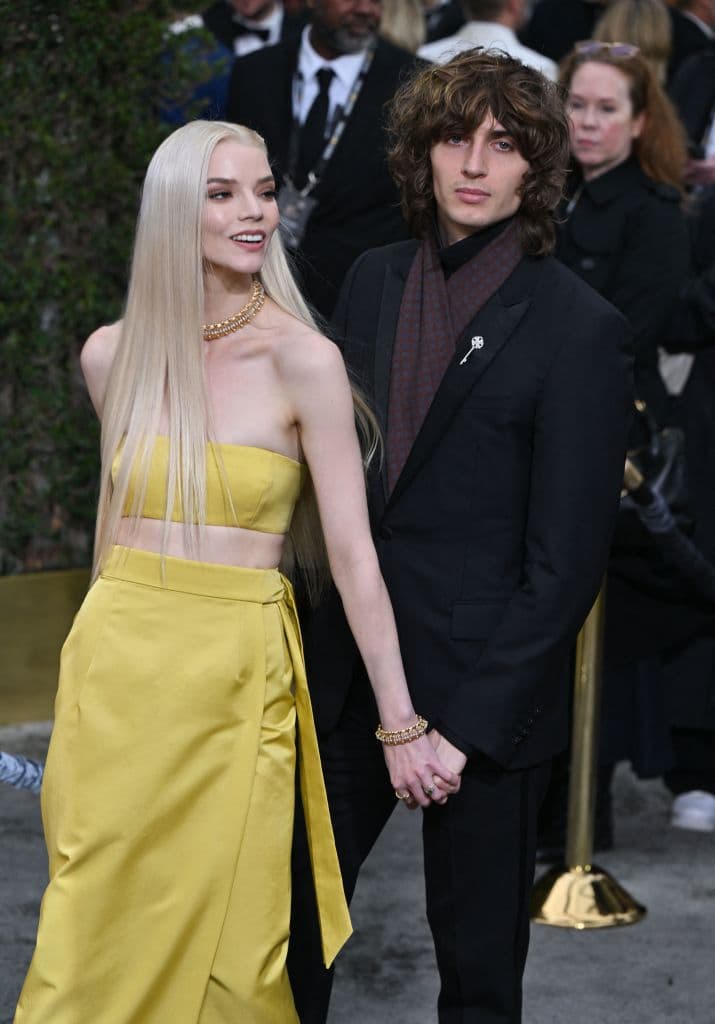 <b>Anya Taylor-Joy</b> llegó de la mano de su esposo 
<b>Malcolm McRae</b>, con quien se casó en secreto en julio pasado.
<br>
