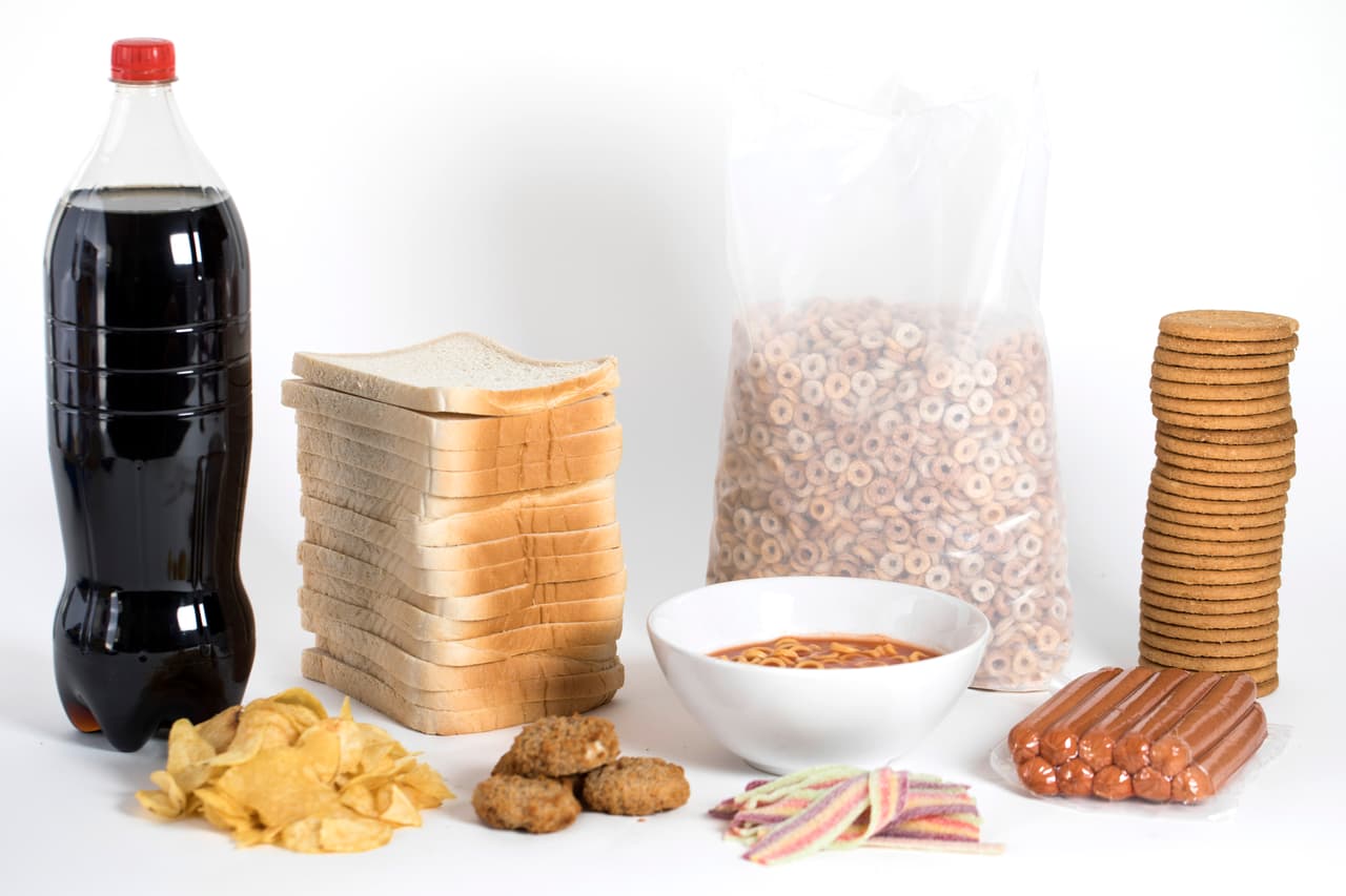 <b>Los ultra procesados son peligrosos cuando forman parte importante de los hábitos alimentarios y dietas</b> y se consumen en grandes cantidades y con constancia, pero 
<a href="https://www.univision.com/noticias/obesidad/en-el-mundo-hay-diez-veces-mas-ninos-y-jovenes-con-obesidad-que-hace-40-anos">esa es, precisamente, la tendencia mundial</a>. Y en ese punto coinciden todas las investigaciones.