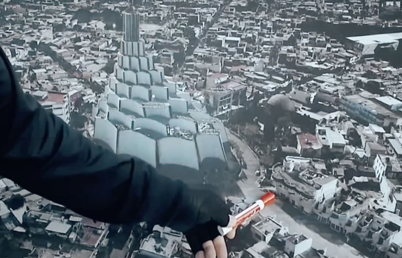 Estos pasadizos subterráneos conectan la casa del ‘Apóstol’ 
<a href="https://www.univision.com/noticias/estados-unidos/un-ano-del-escandalo-sexual-de-la-luz-del-mundo-fiscalia-de-mexico-ya-investiga-a-naason-joaquin-garcia">Naasón Joaquín</a> (ubicada frente a la entrada principal del templo mayor) con oficinas, salones y el altar mayor dentro del recinto. Un expastor que asegura haber participado en la construcción del templo dijo a Univision que Samuel Joaquín ordenó hacer los túneles para escapar si trataban de atacarlo. En esta foto él indica dónde se localiza uno de los túneles.