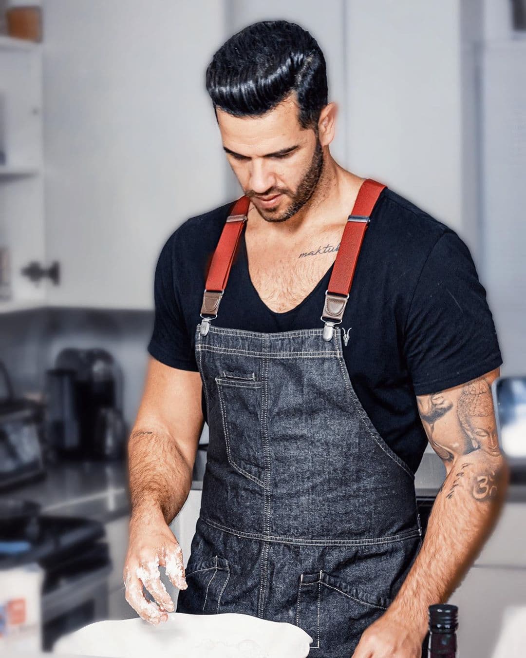 Y luego agarramos a nuestro chef con las manos en la masa. ¿Qué delicia estará preparando?