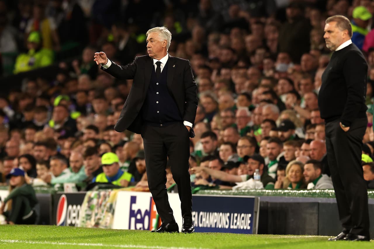 Ancelotti daba indicaciones.