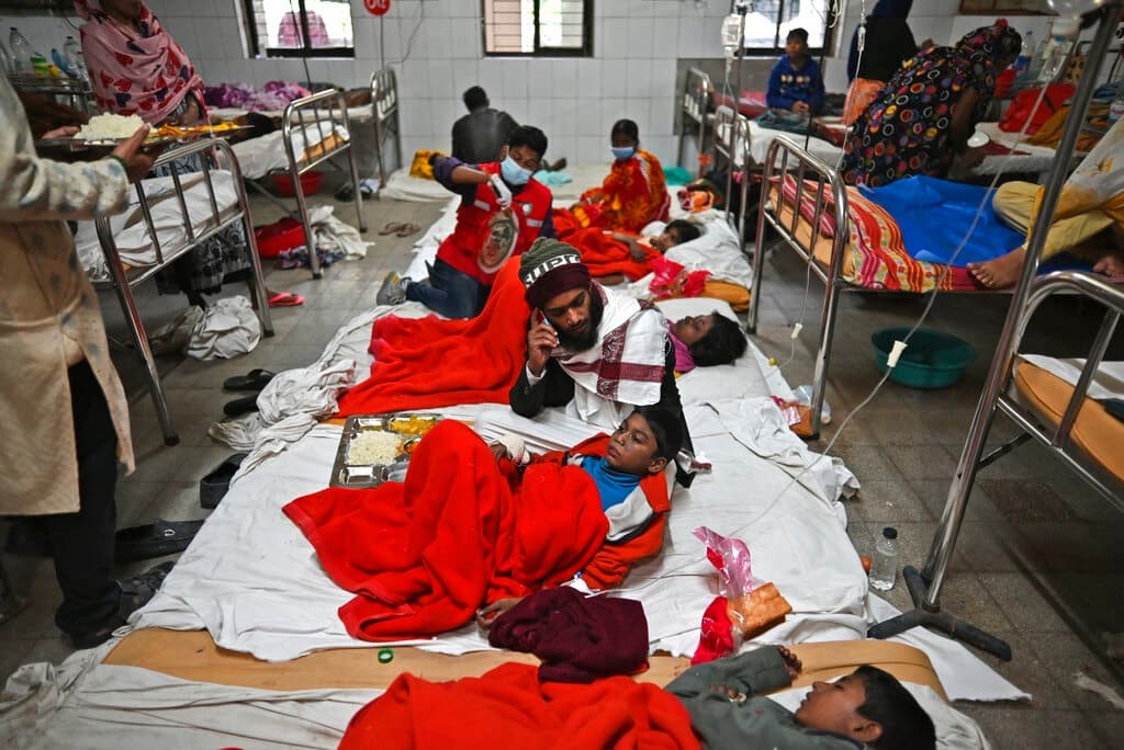 "Hemos enviado unas cien personas con heridas por quemadura a hospitales en Barisal", dijo. En la imagen, algunos de los sobrevivientes.