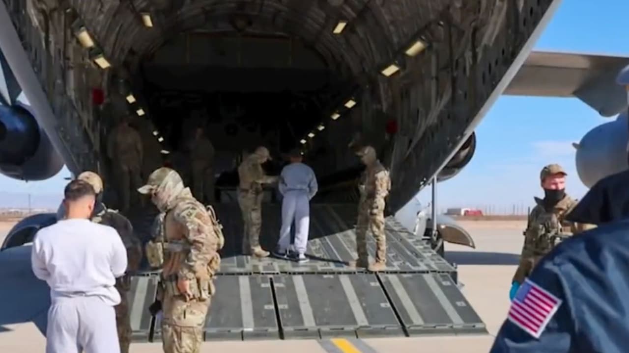 Juez rechaza bloquear el envío de inmigrantes a Guantánamo y niega petición sobre su acceso a abogados