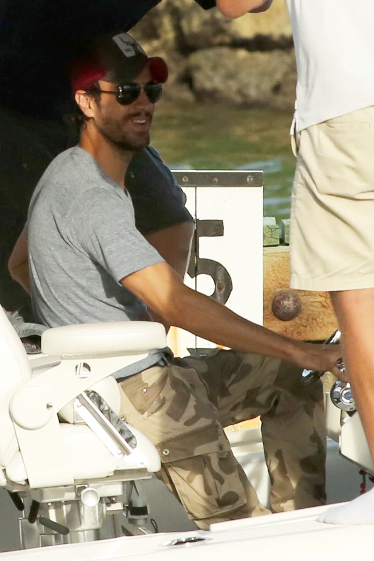 Mira cómo captaron los paparazzi a Enrique Iglesias.