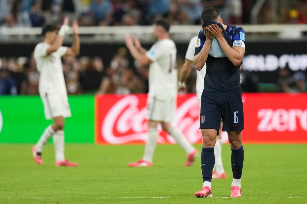 Rodrigo Bentancur llora al final del partido cuando Uruguay fue eliminado de la competencia.