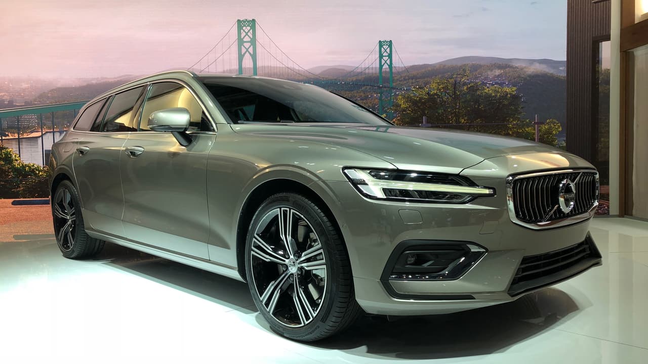 <h3 class="cms-h3-H3">Buenísima: Volvo V60 2019</h3>
<br>
<br>Será por nuestro amor a las station wagon, pero conseguimos que la Volvo V60, el segundo modelo de la familia 60 de autos medianos de Volvo, hizo un discreto debut estadounidense. Todo lo bueno de la 
<b><a href="https://www.univision.com/noticias/volvo/la-volvo-xc60-2018-convierte-a-la-casa-sueca-en-el-fabricante-de-autos-mas-interesante-del-mundo" target="_blank">Volvo XC60</a></b>, que por cierto se hizo del galardon del Carro Mundial del Año en el show, está presente en un paquete que debería mostrar un mejor centro de gravedad y una meniobrabilidad que debería ser mejor aún. Algo que no sabremos hasta probarla.