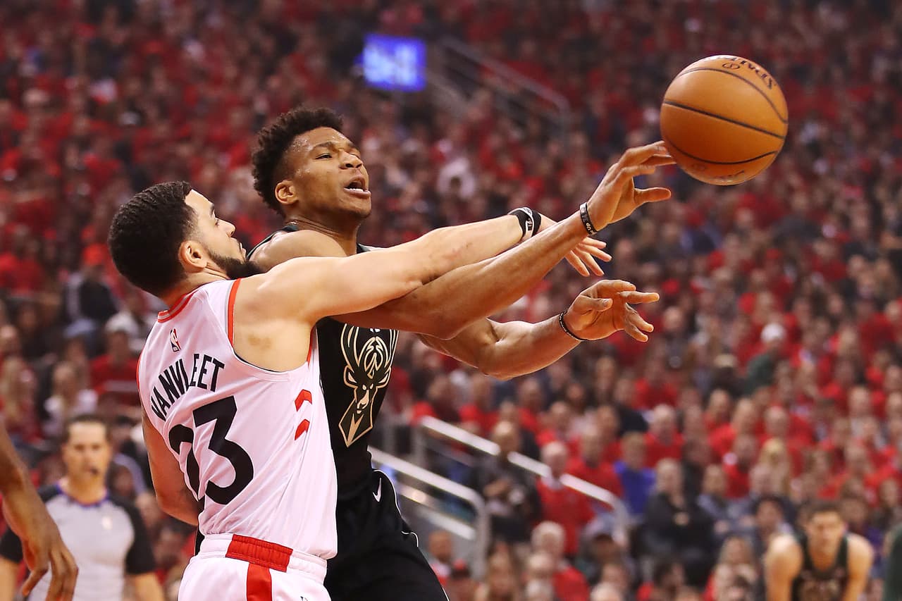 Con seis puntos de ventaja (50-44) se cerró la primera mitad a favor de los Milwaukee Bucks que necesitaban ganar para devolver la serie a casa.