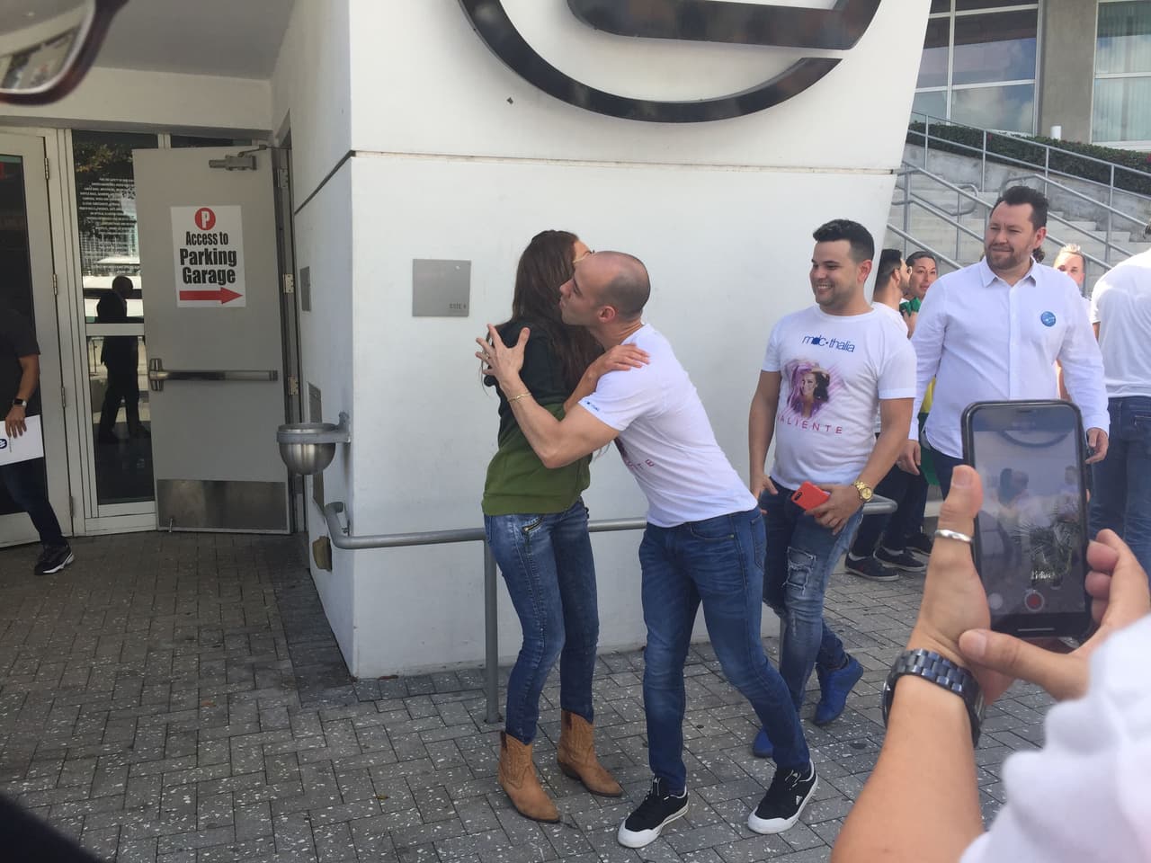 La cantante, quien ganó su primer Premio Lo Nuestro en 1988, repartió abrazos entre sus fans.