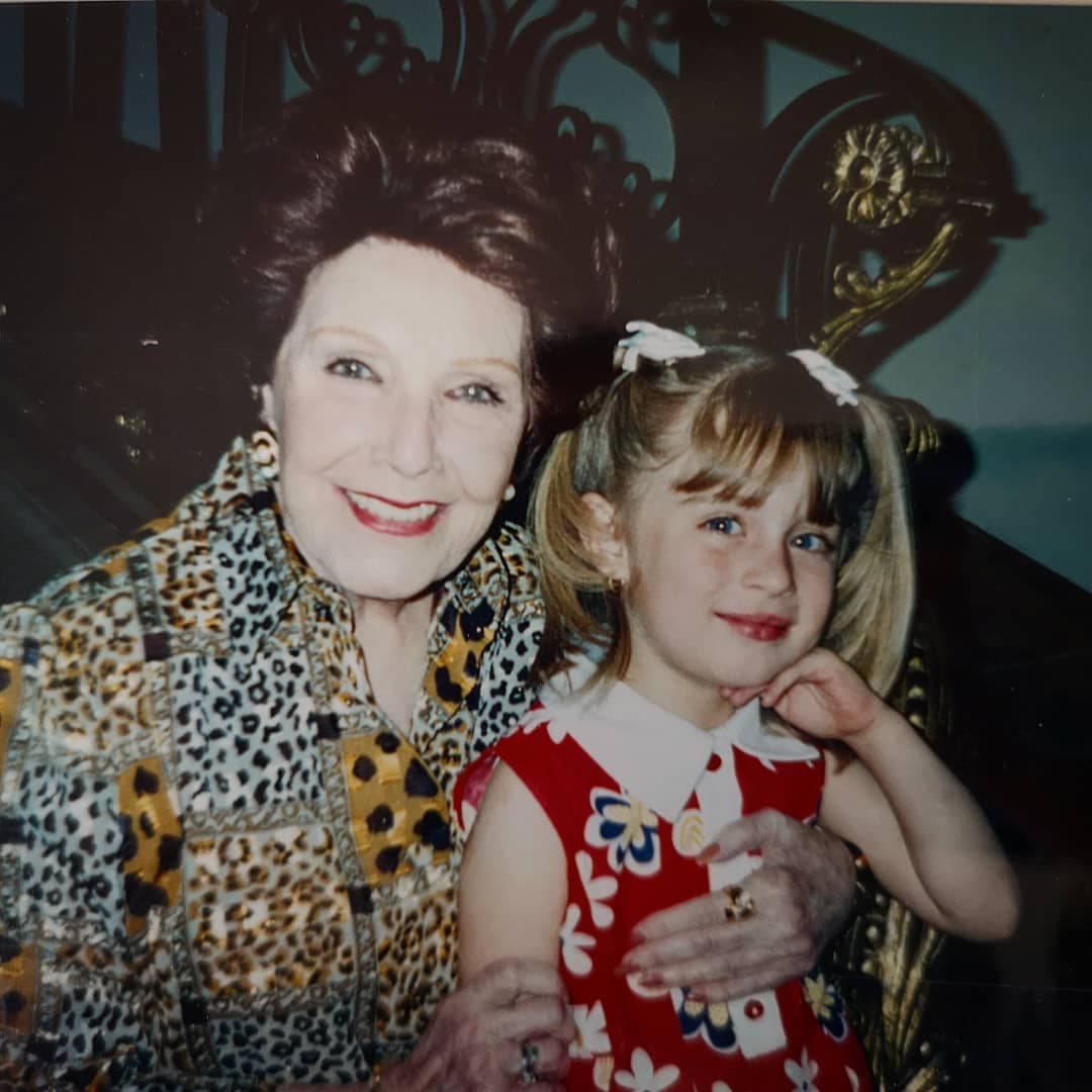 La primera actriz Libertad Lamarque fue la abuela Piedad en 'La usurpadora' y María Solares guarda con cariño esta fotografía donde posaron juntas durante las grabaciones.