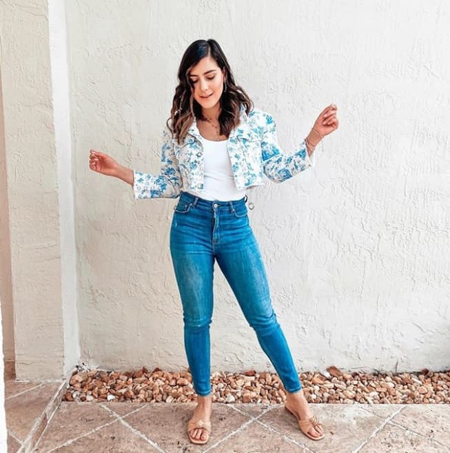 La 'millennial' de Despierta América también nos ha sorprendido durante esta cuarentena con sus atuendos, ¿qué tal su saco corto y floreado para los días de entretiempo?