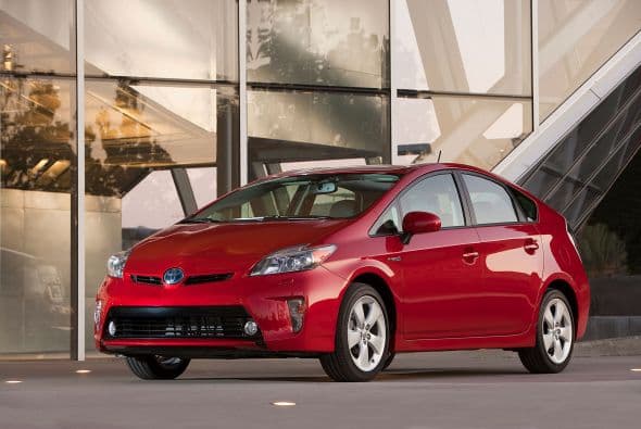 Autos Pequeños: Toyota Prius 2015- Innovador desde su lanzamiento, el Toyota Prius ha dado muestras que no es sólo un modelo híbrido. A pesar del paso de los años, su Hybrid Synergy Drive sigue siendo innovador y confiable para todos sus clientes. Prueba de ello es que el 95% de todos los Prius vendidos en los últimos diez años siguen circulando en carreteras alrededor del mundo.