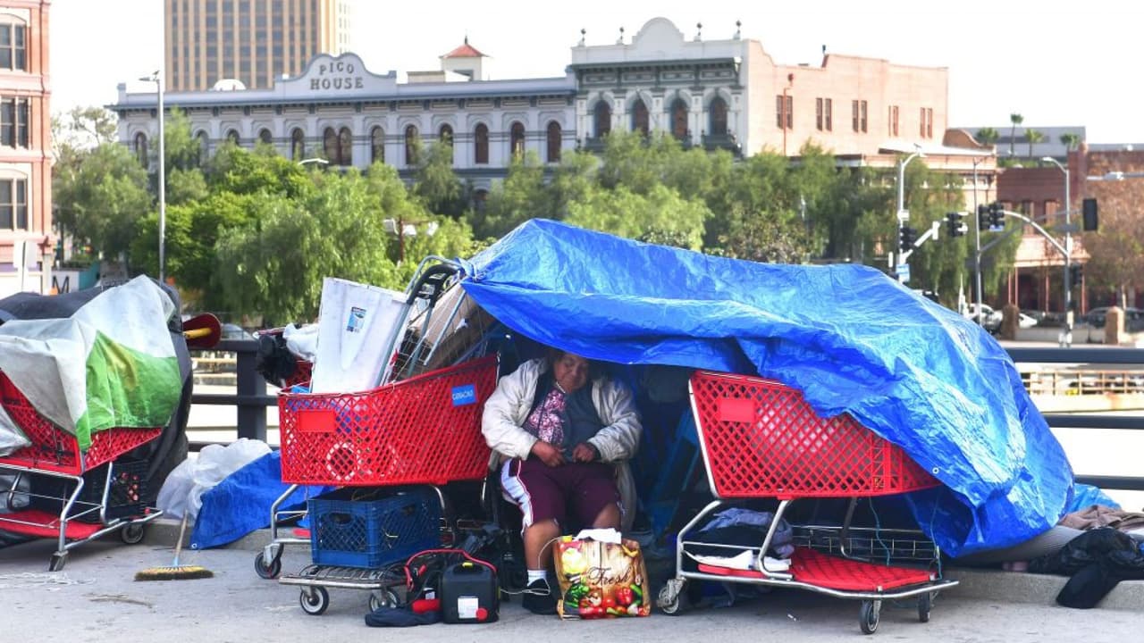 ¿En qué consiste la propuesta del gobernador de California para hacerle frente a la crisis de la indigencia?