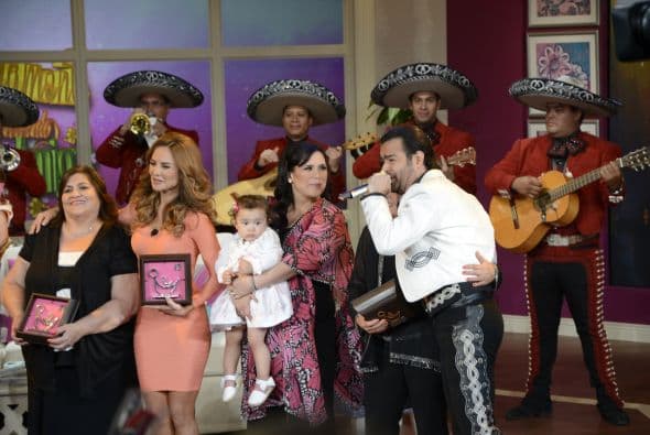 Pablo Montero le cantó a las mamitas