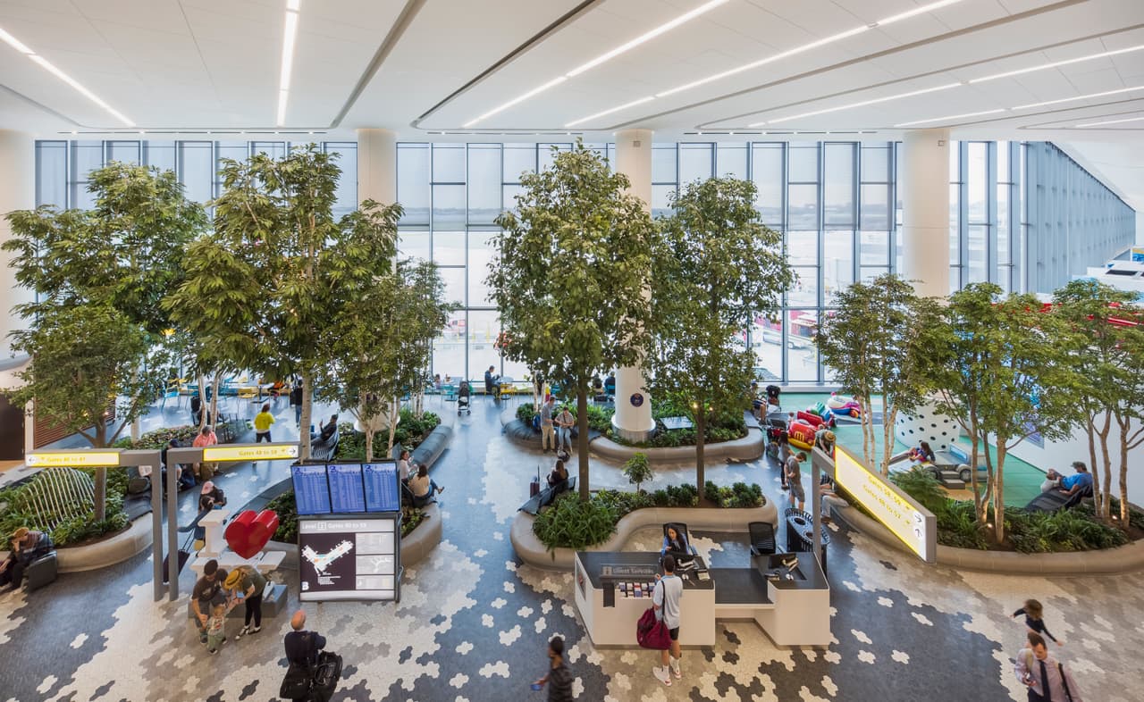 También tiene obras de arte de artistas de renombre mundial, 35 puertas, áreas jardinizadas, un garaje de estacionamiento para 3,100 autos y una nueva y conveniente área tanto para taxis como para vehículos de viaje compartido.