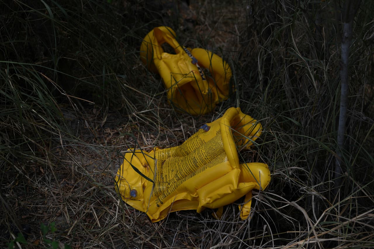 <b>Chalecos salvavidas abandonados cerca del río</b> por personas que cruzaron la frontera entre México y Estados Unidos. A mediados de junio se reportó que 
<b><a href="https://www.univision.com/noticias/sucesos/hallan-los-cuerpos-de-seis-adultos-y-una-nina-ahogados-en-un-canal-del-rio-grande-que-separa-el-paso-de-ciudad-juarez">siete cuerpos fueron hallados en el Río Grande,</a></b> en el canal que divide 
<b><a href="https://www.univision.com/temas/el-paso">El Paso</a></b>, Texas, de Ciudad Juárez, México. Las víctimas fueron una niña, cinco hombres y una mujer. Desde el pasado martes agentes de la Patrulla Fronteriza en la estación Eagle Pass South de Texas 
<b><a href="https://www.univision.com/noticias/inmigracion/patrulla-fronteriza-busca-en-el-rio-grande-a-un-nino-de-3-anos-tras-encontrar-a-una-mujer-ahogada">buscan a un niño de tres años</a></b> que fue reportado como desaparecido el martes.