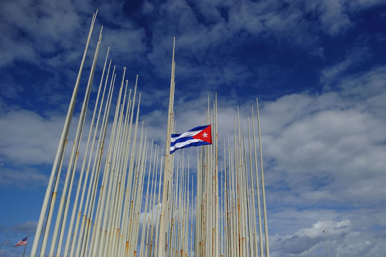 <a href="http://www.cnn.com/2017/08/20/politics/havana-sonic-attacks/index.html">Según reportó la CNN,</a> algunos afectados aseguraron haber oído constantemente un zumbido, 
<b>como si fuera de un insecto o de una cigarra</b>. Tras las investigaciones, 
<a href="http://www.univision.com/noticias/america-latina/eeuu-se-prepara-para-retirar-mas-diplomaticos-de-su-embajada-en-cuba"><b>el Departamento de Estado ordenó a finales de este septiembre el retiro de más de la mitad de sus diplomáticos no esenciales de Cuba</b></a>, así como de sus familiares.