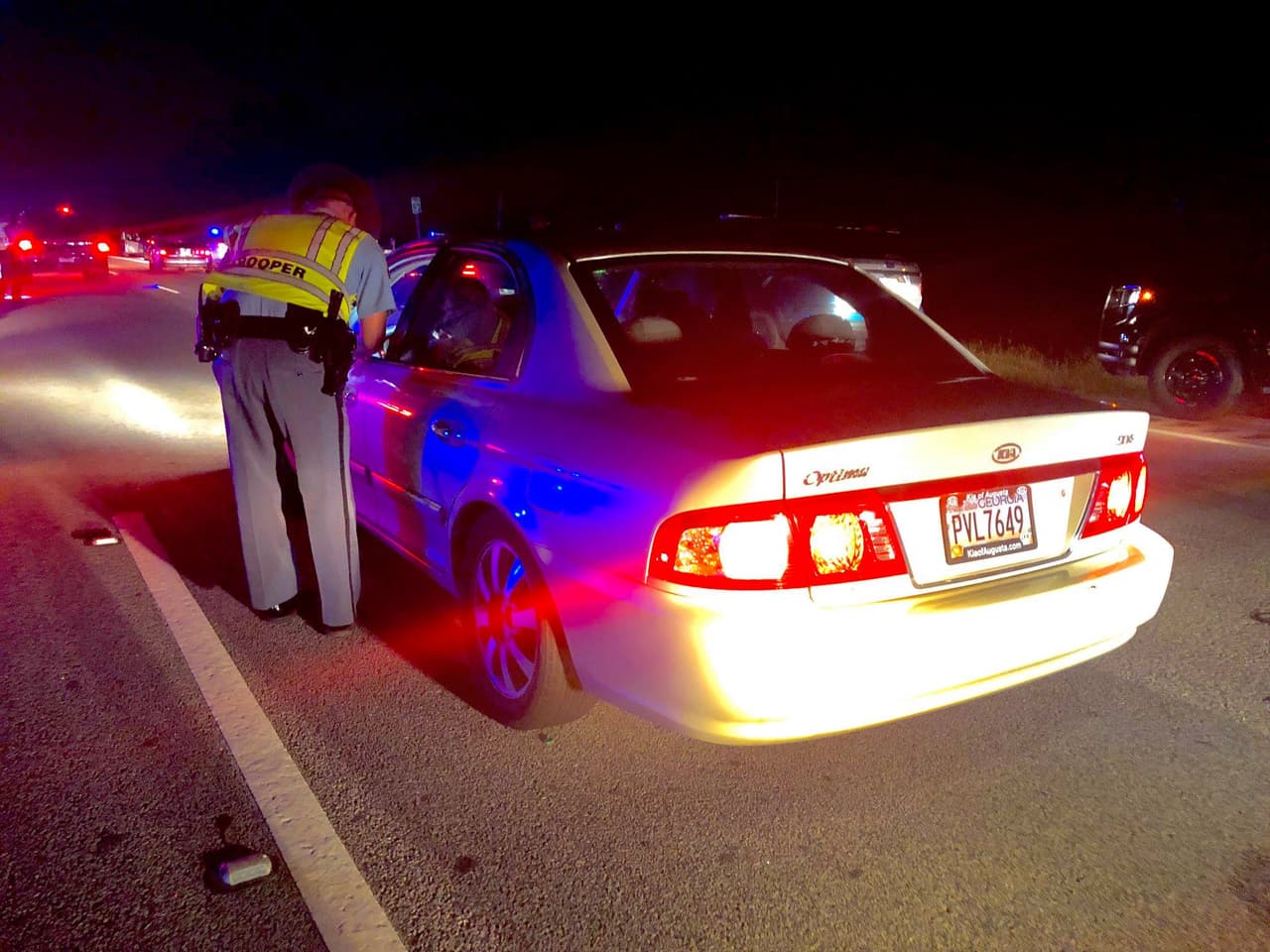 No dejes a los niños o mascotas solos al interior de autos. Revisa la parte trasera cuando salgas y asegúrate de que van contigo si abandonas el vehículo.
