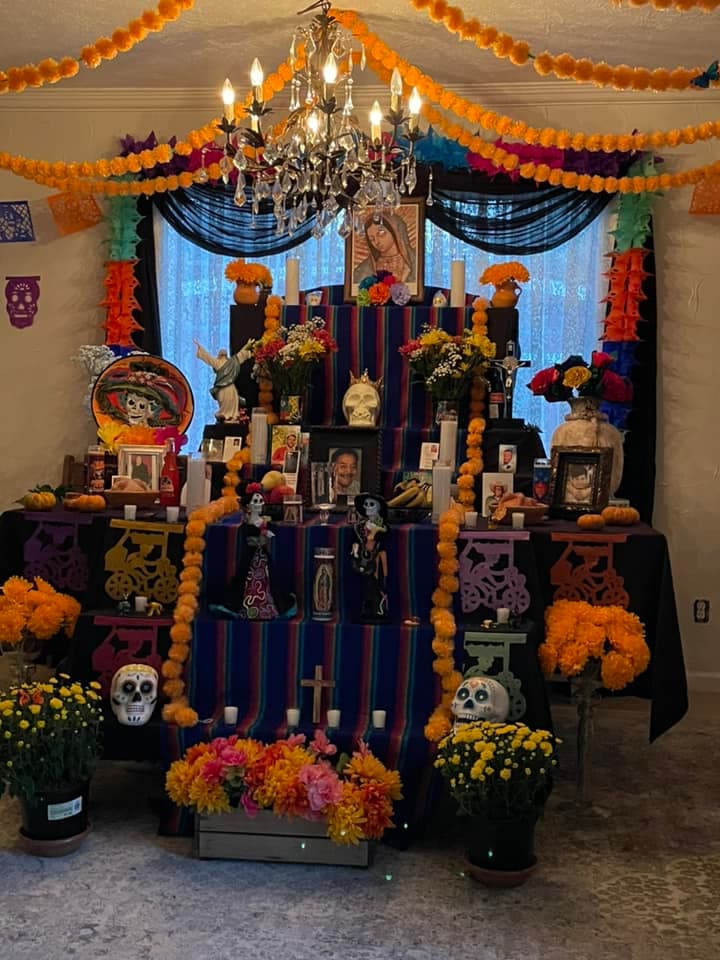 Patricia Jaramillo nos comparte este altar de muertos muy tradicional con sus escalones, flores de cempasúchil, calaveritas y la Virgen de Guadalupe en el principal escalón.