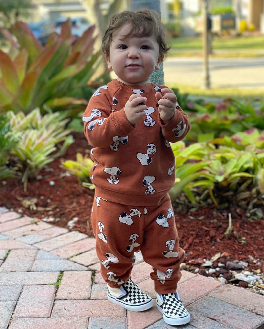 El único hijo de la conductora, de 1 año y 3 meses, luce feliz en el par de fotografías que su mamá compartió en su cuenta de Instagram de este especial día.