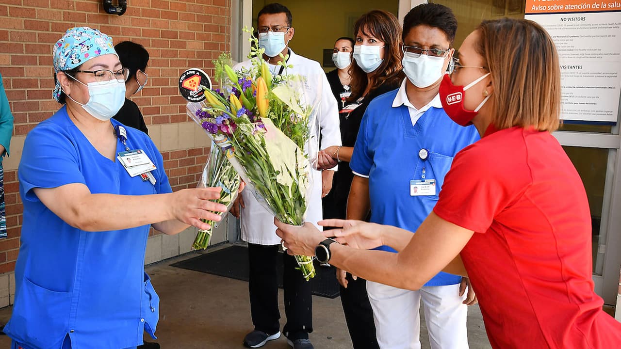 H-E-B entregó flores al personal de salud que celebra este 6 de mayo el Día Nacional de los Enfermeros.