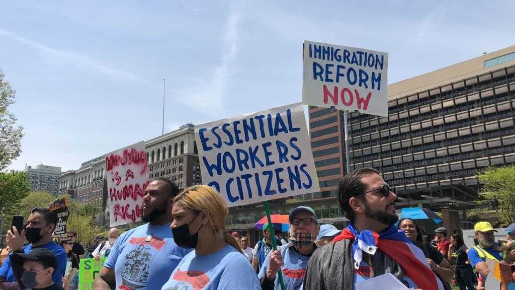 Los manifestantes recordaron la ardua labor que realizaron los trabajadores esenciales durante el pico de la pandemia del coronavirus.