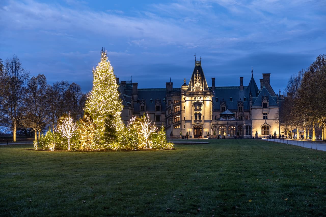 <b><a href="https://www.biltmore.com/things-to-do/events/christmas/candlelight-christmas-evenings/">Christmas at Biltmore (Hasta el 7 de enero)</a></b>. Un majestuoso árbol de Noruega y senderos iluminados le dan la bienvenida a America's Largest Home. En el interior, miles de adornos reflejan el suave resplandor de las velas, las chimeneas y las luces centelleantes.