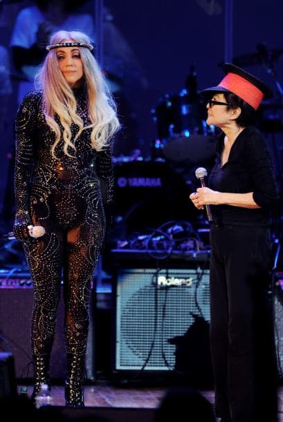 Las cantantes realizaron coreografías y hasta tocaron el piano del fallecido Lennon.