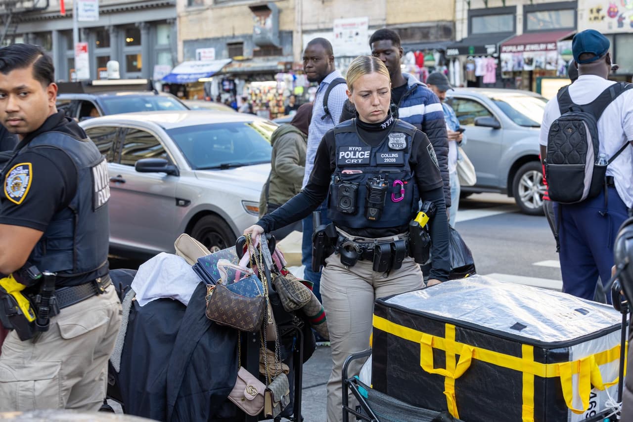 Daughtry comentó que están en coordinación con la fiscalía de Manhattan para 
<b>emitir órdenes de revisión de bodegas donde se almacena la mercancía</b>.
<br>