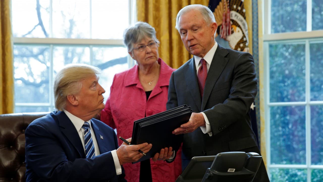 Jeff Sessions deshace la decisión de Obama y mantendrá las cárceles privadas