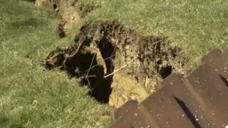 La tierra se abre en Canyon Country. Las autoridades temen el colapso de varias viviendas.