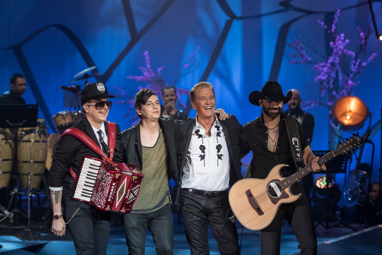 Otro de los duetos que sorprendió fue el que hizo el extorero con Kinky, juntos interpretaron el tema 'Quiero dormir cansado'.