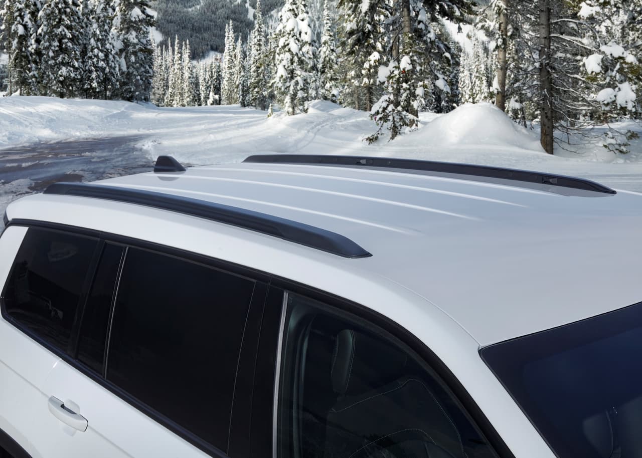 The new 2022 Jeep® Grand Cherokee L Limited Black Package adds 20-inch Gloss Black aluminum wheels, Gloss Black accents and badging, roof rails and a unique seven-slot grille to the already well-equipped Limited model.