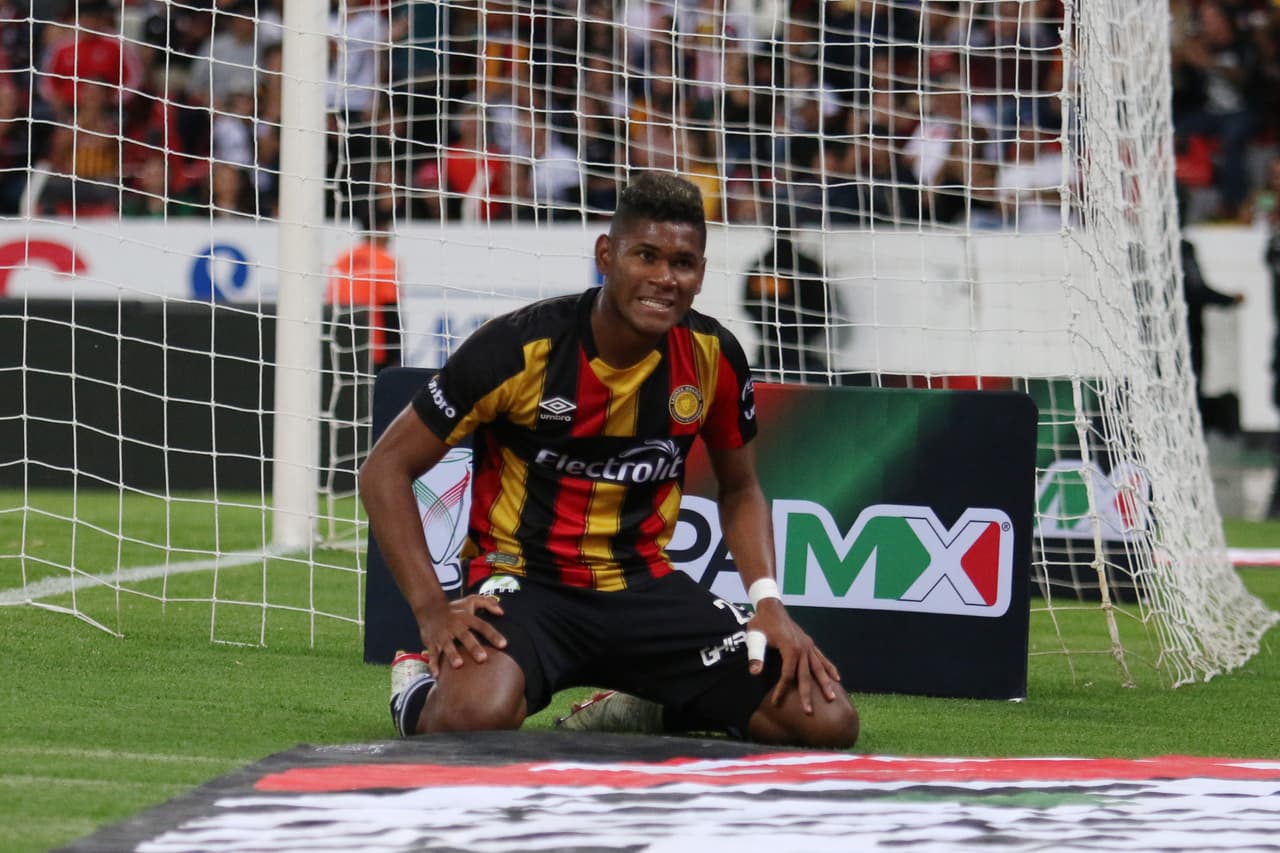 A pesar de la inferioridad numérica, los Leones Negros tuvieron sus oportunidades, pero no lograron concretarlas. Aquí se lamenta el panameño Jorlian Sánchez.