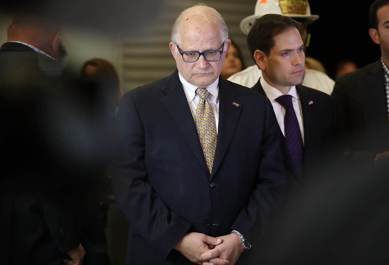 Empleada de la FIU habría dicho que el presidente de la universidad supuestamente la acosaba