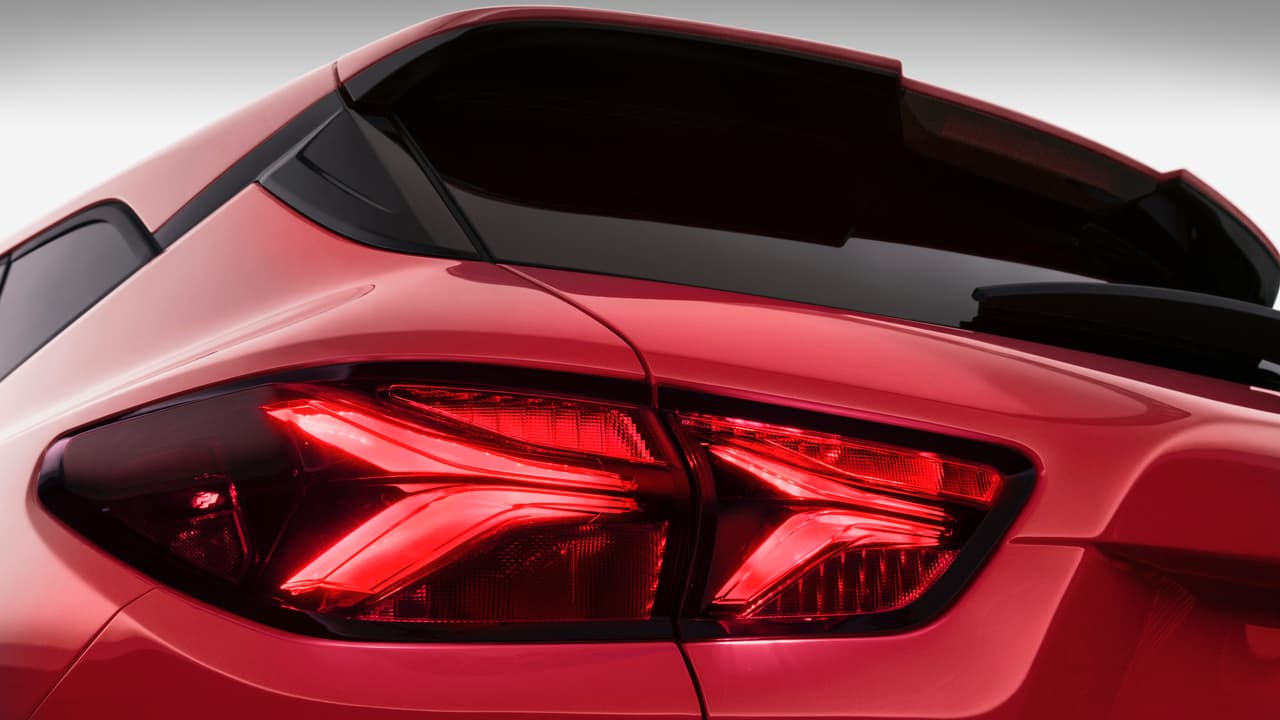 Las formas de las ópticas traseras de la Chevrolet Blazer 2019, siguen estrictamente el diseño que se replica a través de los modelos más recientes de la línea de vehículos de pasajeros del fabricante.