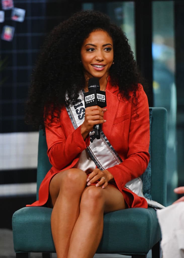 Su pregrado lo logró en la Universidad de Carolina del Sur, donde fue atleta de pista.