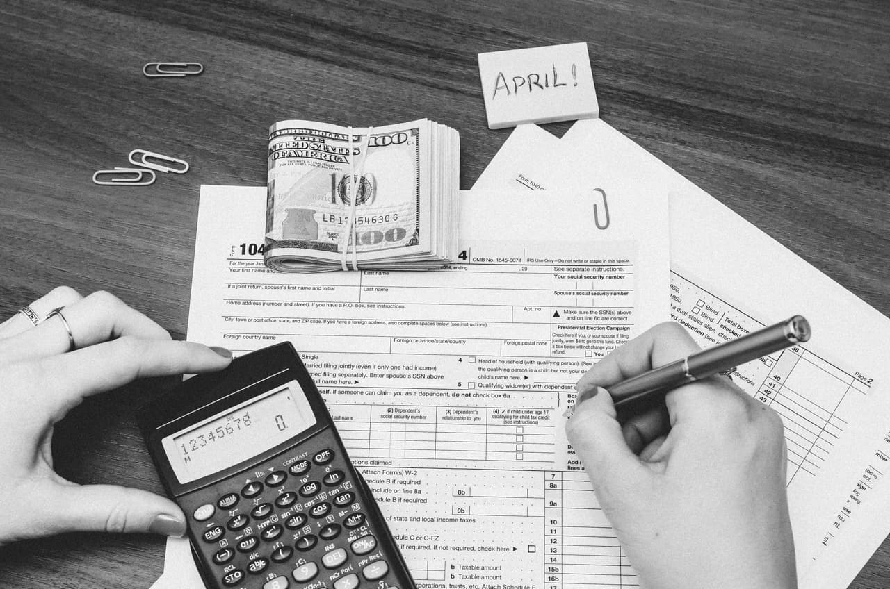 5. Impuestos. Una revolución mundial ocurriría, de acuerdo con Nostradamus. Esto supondría el fin de los impuestos para siempre. “Las personas se niegan a pagar el impuesto al rey. Ese día muchos van a celebrar la libertad en un país que grava sin piedad”, escribió él.