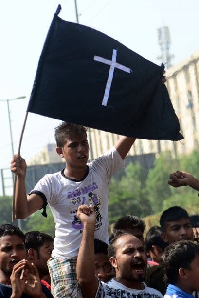 Pakistán amaneció conmocionado por la peor matanza cometida por los talibanes contra la comunidad cristiana, que costó la vida a más de ochenta personas y pone en jaque la estrategia de diálogo del Gobierno con los radicales. El último recuento ha elevado a 82 el número de fallecidos, que aún puede subir dado el estado crítico de varios de los más de 140 heridos ingresados en hospitales de la localidad noroccidental de Pesháwar, en una de cuyas iglesias se produjo la masacre. "No teníamos palabras ante el horror que teníamos delante", explicó hoy a Efe el director de la Liga Interconfesional de Pakistán (APIL), el cristiano Sayid Ishaq, quien visitó ayer junto a diversas autoridades regionales a las víctimas hospitalizadas. "No es solo un atentado contra nuestra minoría, sino también contra la humanidad de este país", dijo Ishaq, quien calificó la situación tras el ataque "como la peor sufrida hasta ahora por los cristianos paquistaníes".