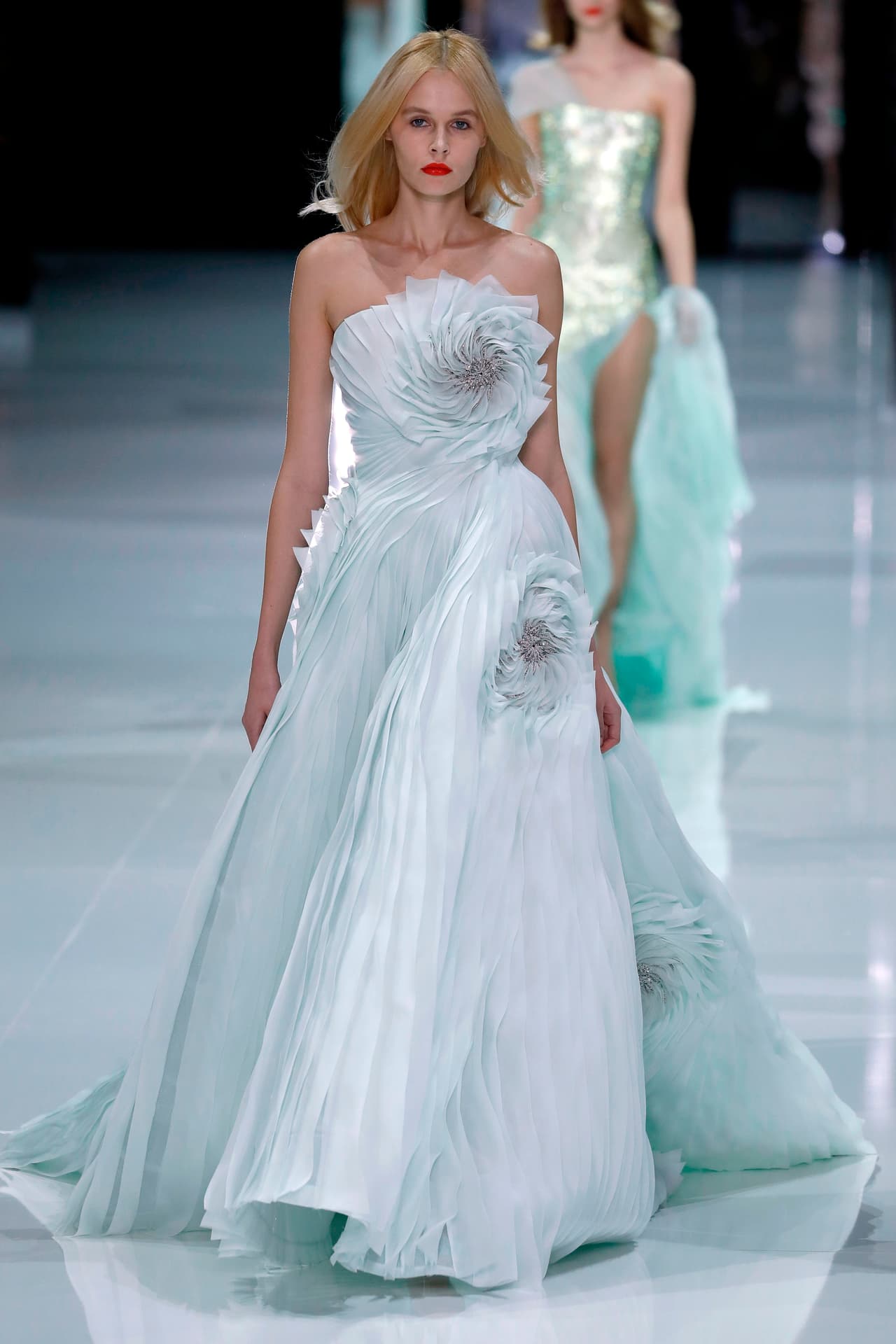 Quizá -y en un inesperado guiño de respeto por el vestido utilizado en su primera boda- la novia se decida por dejar a un lado el blanco angelical y agregue un sutil toque de color pastel.