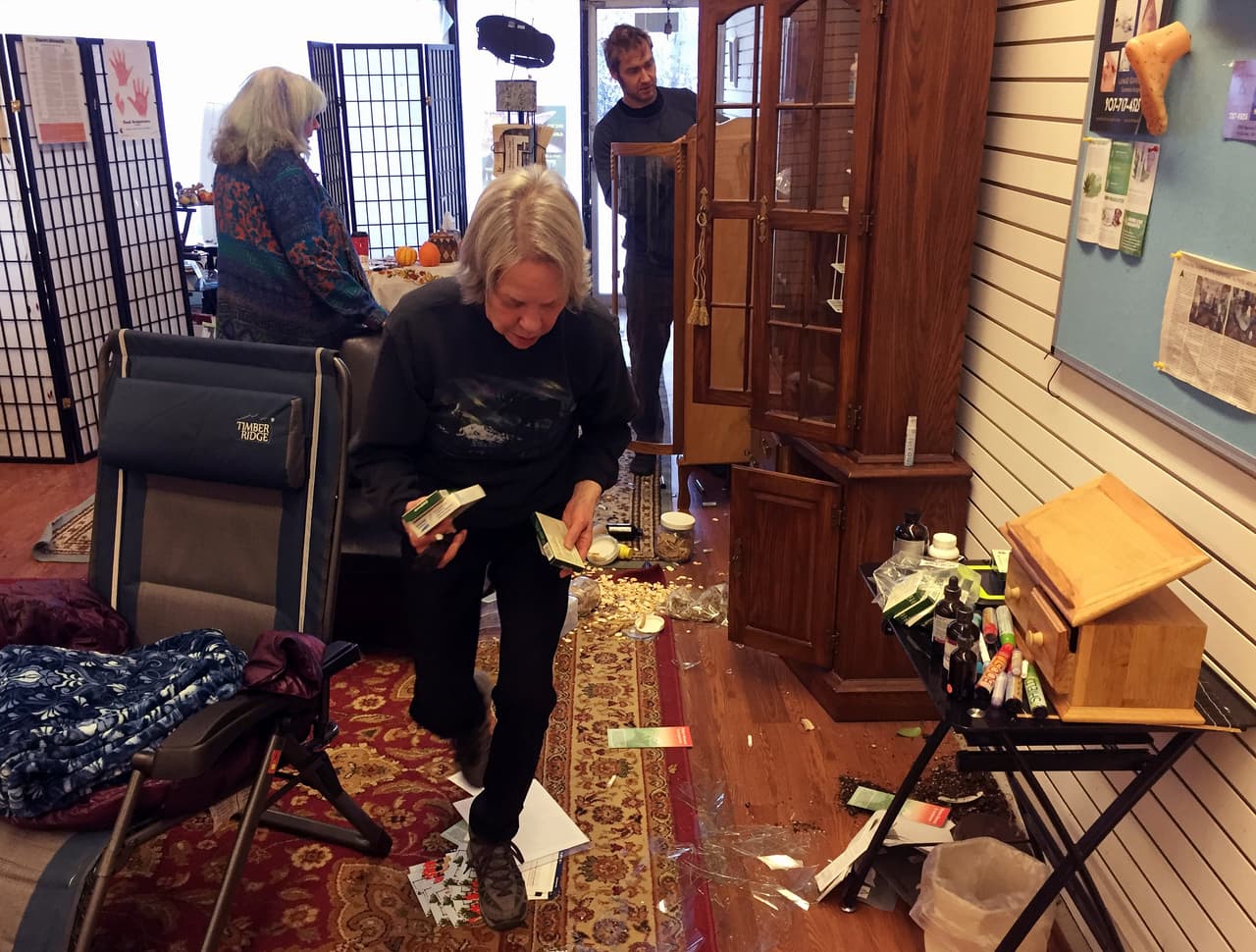 El personal del Instituto de Medicina Oriental de Alaska en Anchorage recoge los objetos que cayeron con el sismo. Hasta el momento no se han reportado víctimas pero sí daños de consideración.