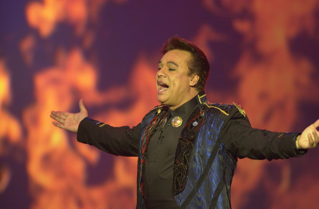 Juan Gabriel
<br>Año: 2002
<br>'El Divo de Juárez' hizo lo suyo con el tema 'Debo hacerlo'.