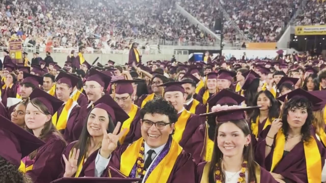 Con esfuerzo y sacrificio, 22,000 estudiantes se graduaron de la ASU: Muchos de ellos son hispanos