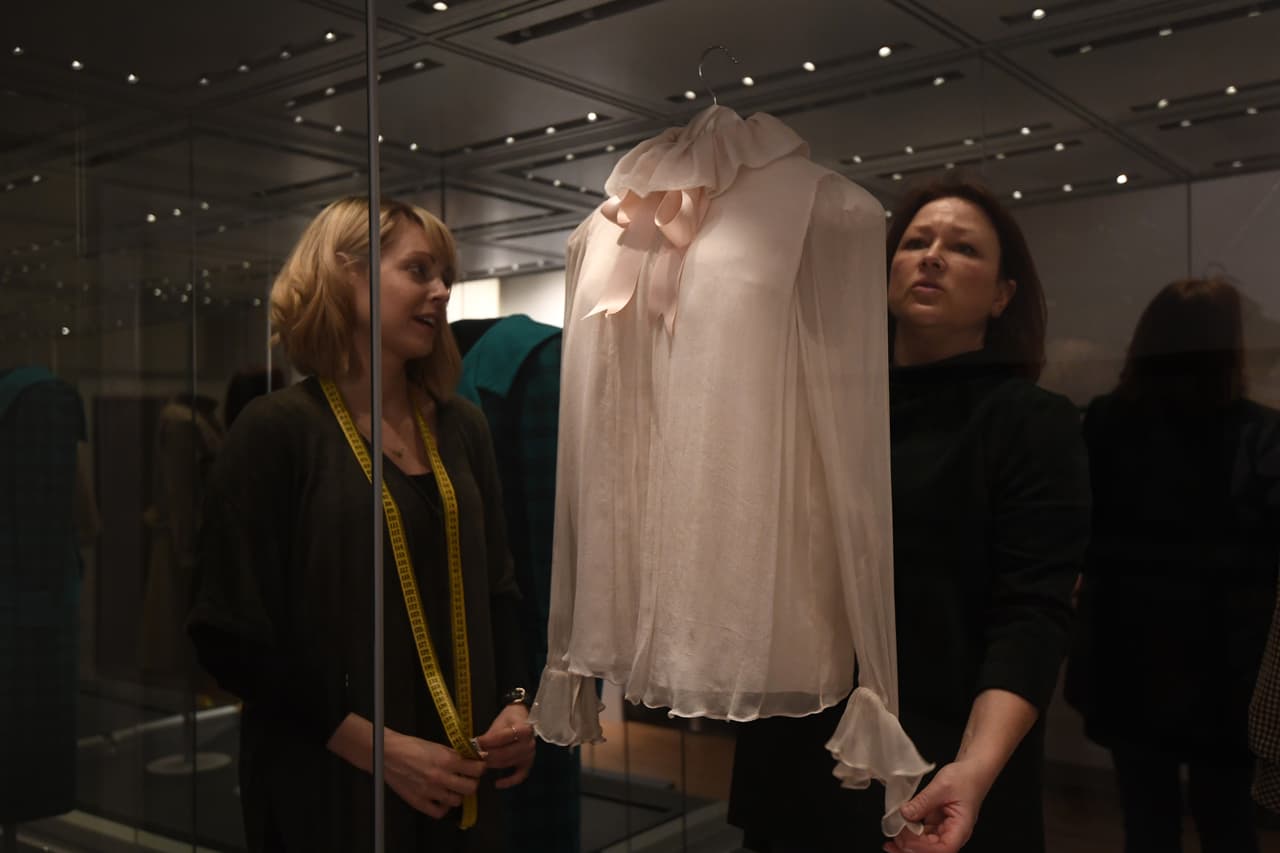 En febrero de 2017, como parte de la conmemoración del 20 aniversario de la muerte de la Princesa, se inauguró una muestra en el palacio de Kensington que recolecta los vestidos más icónicos de la fallecida Lady Di. Sin embargo, sus curadoras decidieron no presentar el vestido en la exposición al considerar que "representa un único día de su vida. Además es muy voluminoso, y el espacio que tenemos aquí es limitado”, explicaron a la revista Vanity Fair.