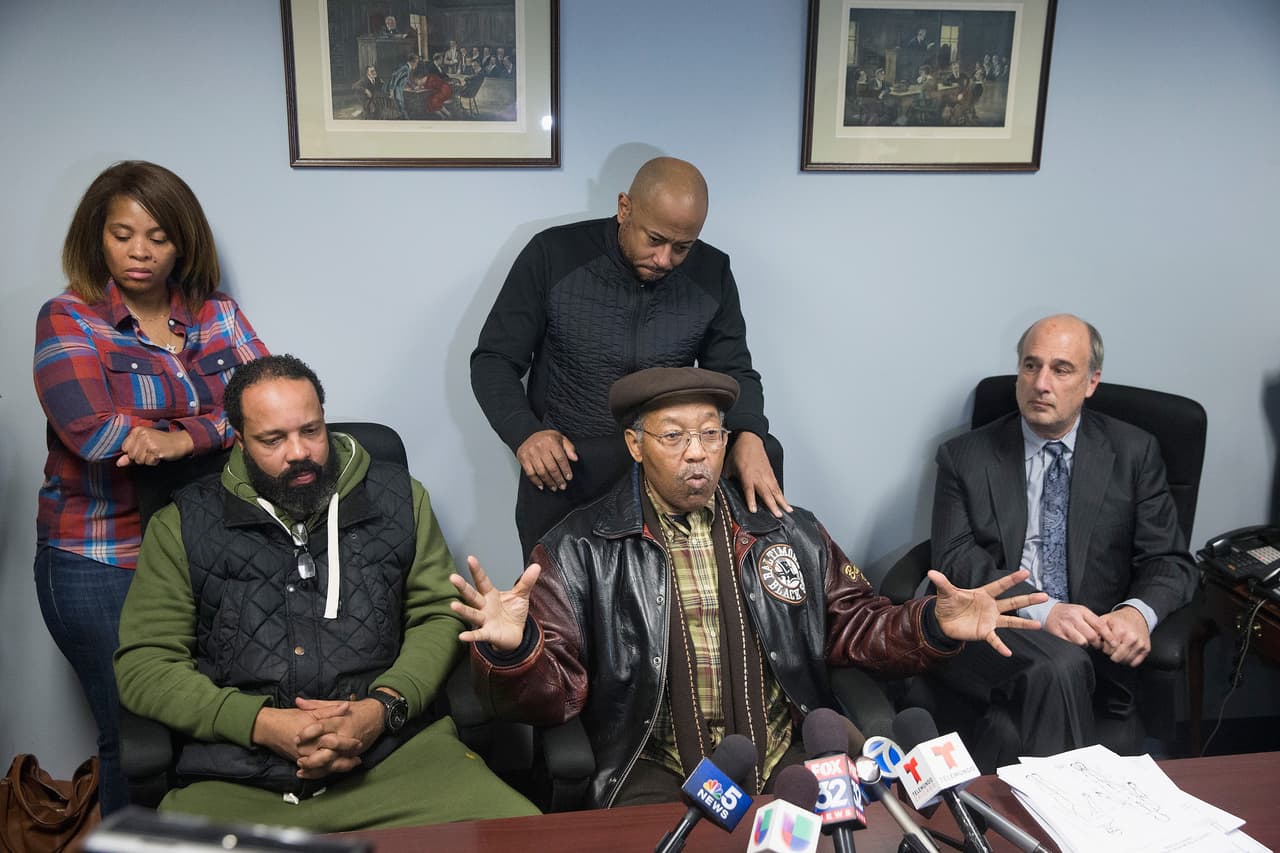 Juez dictamina que Policía de Chicago usó fuerza excesiva contra un afroamericano 