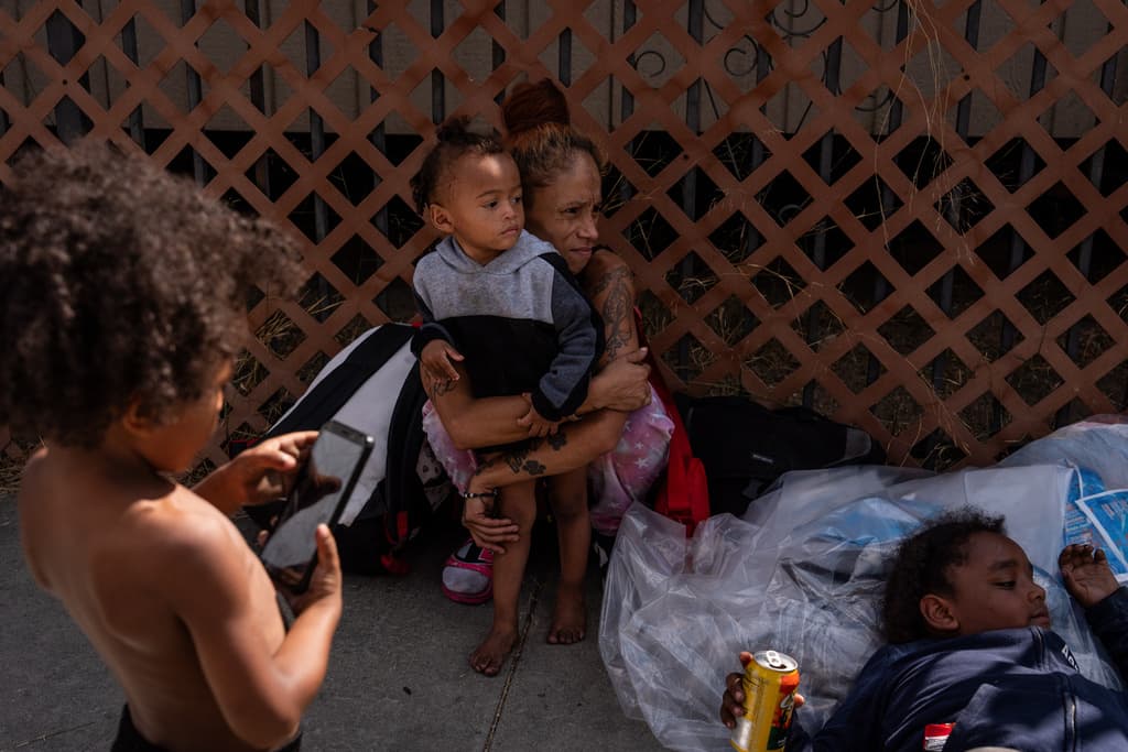 Emilio, padre de uno de los afectados, manifestó inquietud sobre el paradero de su hijo y cuestionó el proceso de evaluación mental de los desalojados.
