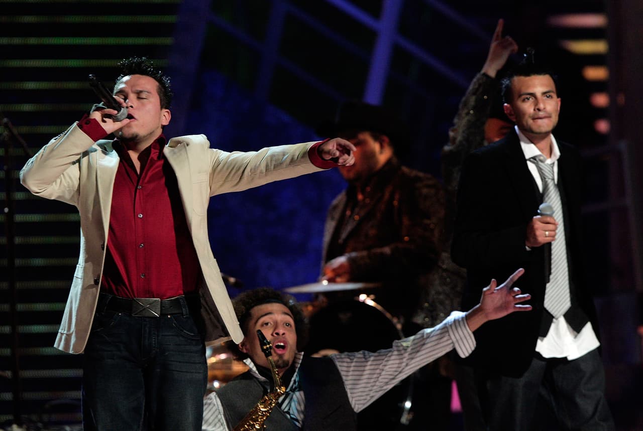 Alacranes Musical subieron en el 2007 al escenario de los Latin GRAMMY para cantar 'Sin tu amor' con Kinky.