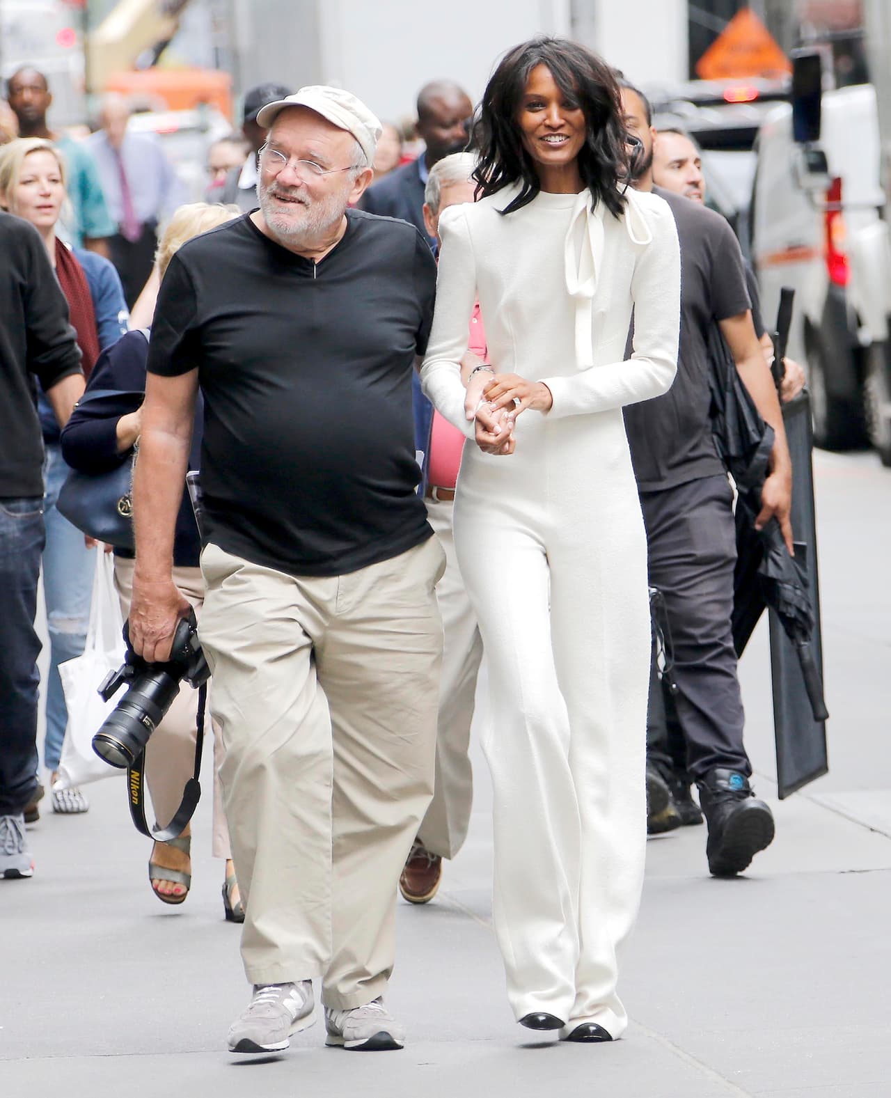 De acuerdo con un reporte de la agencia 
<b><a href="https://www.afp.com/es/noticias/729/fallece-el-fotografo-de-moda-aleman-peter-lindbergh-impulsor-de-las-supermodelos-doc-1k02wf2" target="_blank">AFP</a></b>, Lindbergh nació en Polonia y colaboró con numerosas revistas a lo largo de su carrera como Vogue, Vanity Fair, Harper's Bazaar y The New Yorker. 
<br>