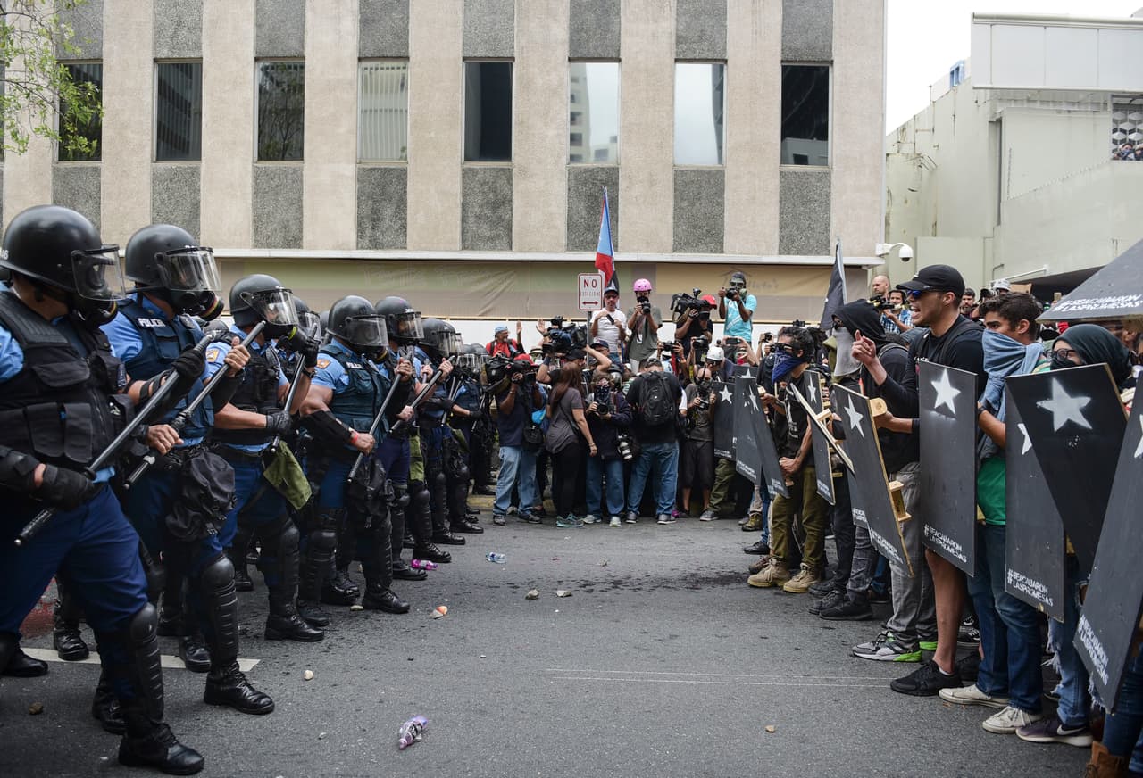 "Es lamentable que hoy estamos hablando de eso (la violencia) en vez de estar discutiendo los reclamos que tienen esos grupos (de trabajadores). Ese debate de ideas debe ser el fin y no la violencia y el vandalismo", sostuvo Rosselló.