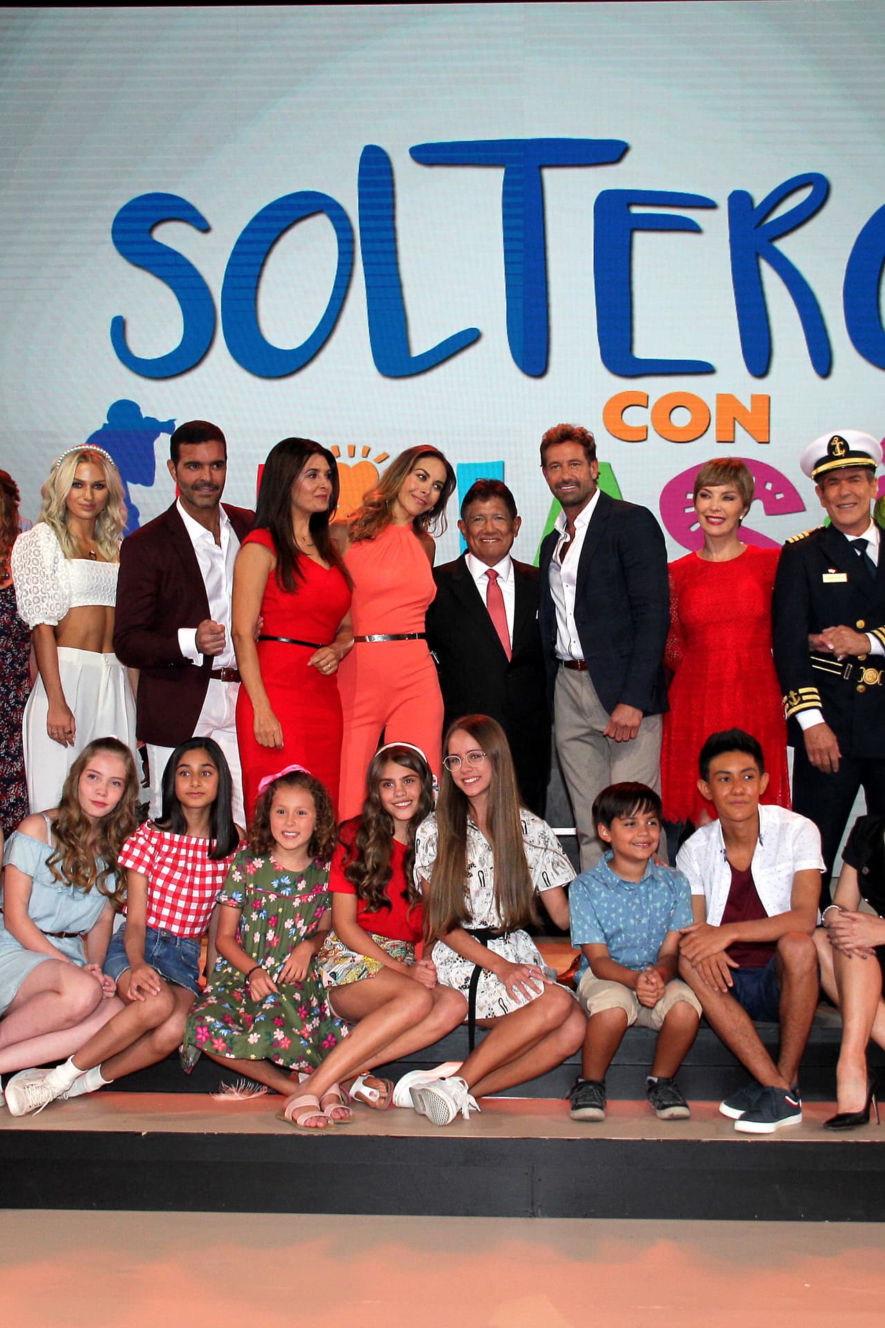 Actualmente, la pareja graba
<b><a href="https://www.univision.com/famosos/debut-y-despedida-por-ahora-gabriel-soto-explica-por-que-prefiere-que-sus-hijas-no-trabajen-en-una-telenovela-fotos" target="_blank"> 'Soltero con hijas'</a></b> en locaciones en la Ciudad de México y Acapulco.